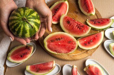 Karpuz dilimleri. Çocuk yemek meyve salatası eller. Üstten Görünüm