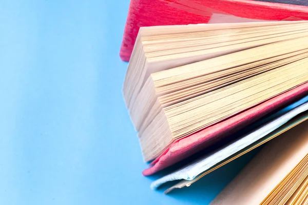 Bir daire içinde parlak renkli ciltli kitapların Üstten Görünüm.