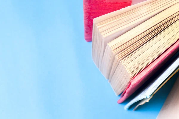 Bir daire içinde parlak renkli ciltli kitapların Üstten Görünüm.