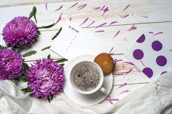 Word pihenjen csésze kávé és a rózsaszín virágok — Stock Fotó