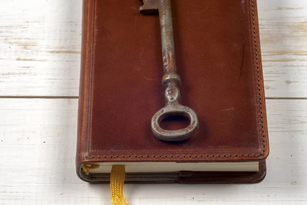 Kitap, antika ahşap arka plan üzerinde eski anahtarları — Stok fotoğraf