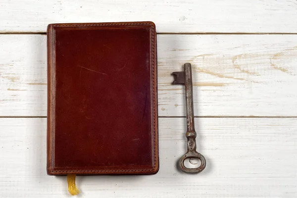 Old keys on book, antique wood background — Stock Photo, Image