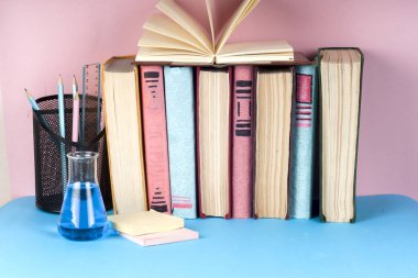 Açık kitap, Masa lambası üzerinde renkli ciltli kitap yığını. Okula dönüş. Metin için yer kopyalayın