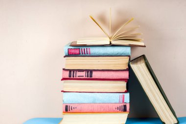 Açık kitap, Masa lambası üzerinde renkli ciltli kitap yığını. Okula dönüş. Metin için yer kopyalayın