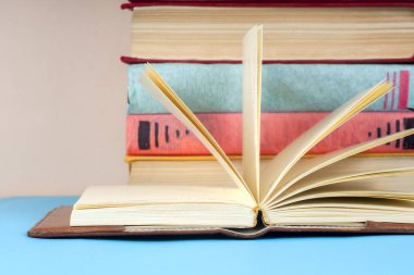 Açık kitap, Masa lambası üzerinde renkli ciltli kitap yığını. Okula dönüş. Metin için yer kopyalayın