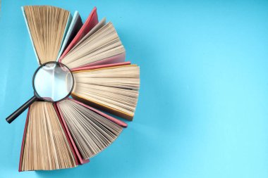 Bir daire içinde parlak renkli ciltli kitapların Üstten Görünüm.