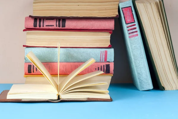 Açık kitap, Masa lambası üzerinde renkli ciltli kitap yığını. Okula dönüş. Metin için yer kopyalayın — Stok fotoğraf