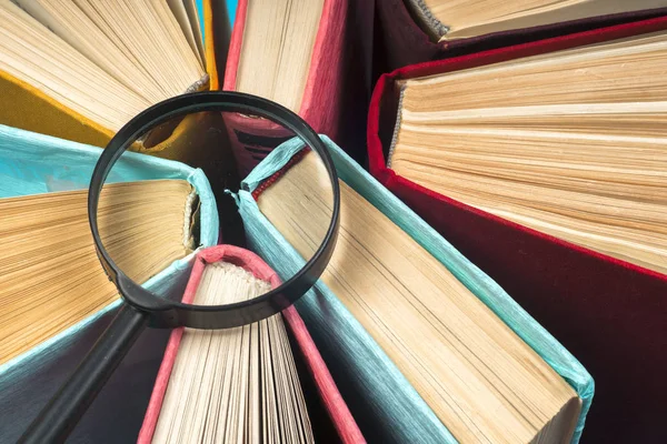 Draufsicht auf bunte Hardcover-Bücher im Kreis. — Stockfoto