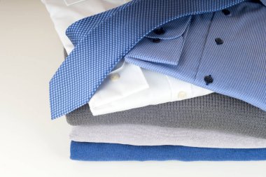 yığın üzerinde beyaz izole giyim