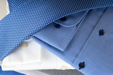 yığın üzerinde beyaz izole giyim