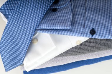 yığın üzerinde beyaz izole giyim