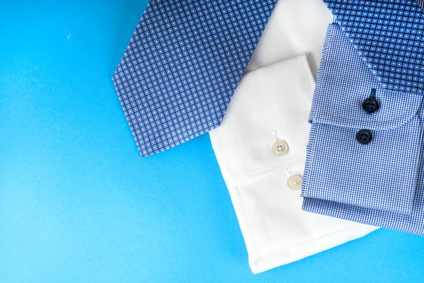 Empilement de chemise bleue et blanche gros plan — Photo