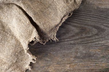 Tahta arka planda çuval bezi.