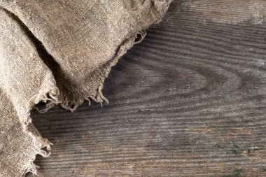 Tahta arka planda çuval bezi.