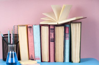 Açık kitap, Masa lambası üzerinde renkli ciltli kitap yığını. Okula dönüş. Metin için yer kopyalayın