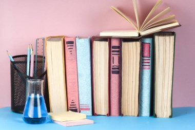 Açık kitap, Masa lambası üzerinde renkli ciltli kitap yığını. Okula dönüş. Metin için yer kopyalayın