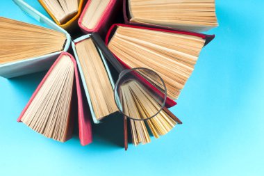 Bir daire içinde parlak renkli ciltli kitapların Üstten Görünüm.