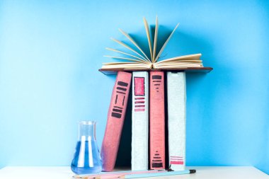 Açık kitap, Masa lambası üzerinde renkli ciltli kitap yığını. Okula dönüş. Metin için yer kopyalayın