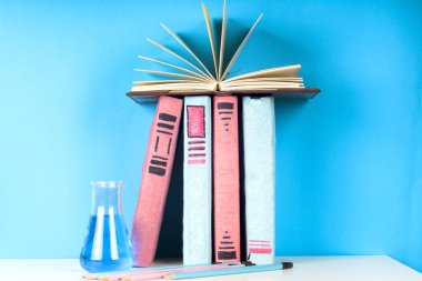 Açık kitap, Masa lambası üzerinde renkli ciltli kitap yığını. Okula dönüş. Metin için yer kopyalayın