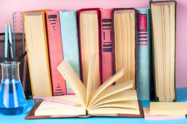 Açık kitap, Masa lambası üzerinde renkli ciltli kitap yığını. Okula dönüş. Metin için yer kopyalayın