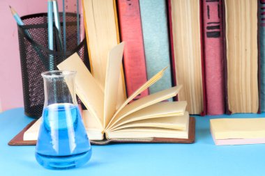 Açık kitap, Masa lambası üzerinde renkli ciltli kitap yığını. Okula dönüş. Metin için yer kopyalayın