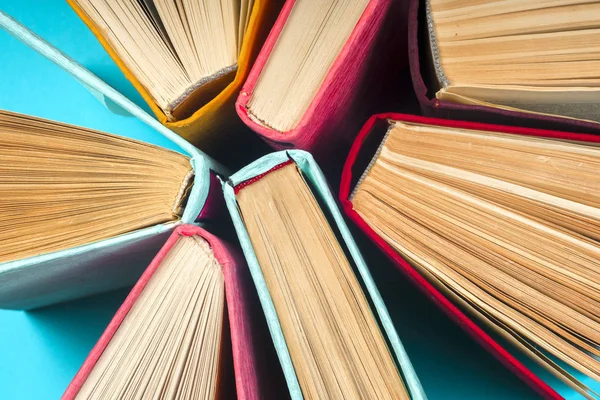 Vista superior de libros de tapa dura de colores brillantes en un círculo . — Foto de Stock