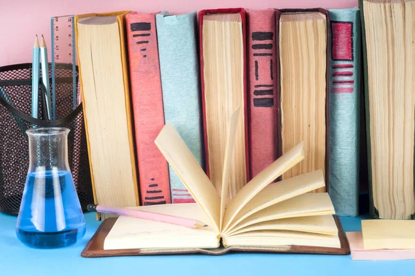 Açık kitap, Masa lambası üzerinde renkli ciltli kitap yığını. Okula dönüş. Metin için yer kopyalayın