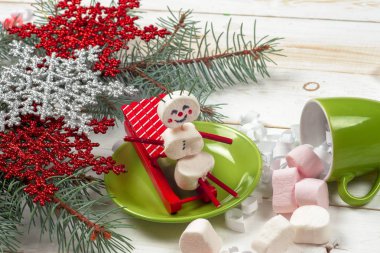 Noel kartı ile eğlenceli yeşil Kupası'nda hatmi kardan adam, ağaç