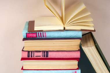 Açık kitap, Masa lambası üzerinde renkli ciltli kitap yığını. Okula dönüş. Metin için yer kopyalayın