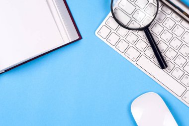 Ofis siyah resepsiyon masası beyaz bilgisayar, boş kartvizit, çiçek, kahve fincanı ve kalem.