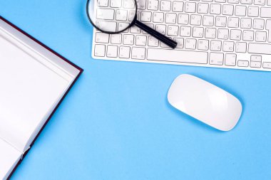 Ofis siyah resepsiyon masası beyaz bilgisayar, boş kartvizit, çiçek, kahve fincanı ve kalem.