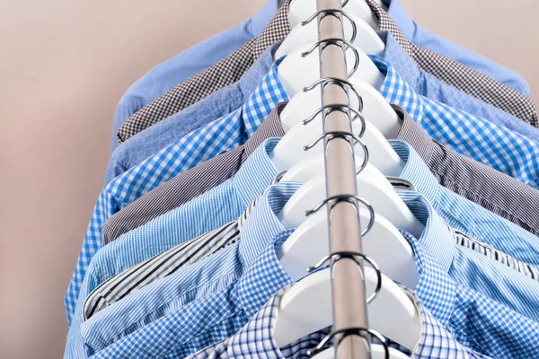 Kleiderbügel mit Hemden. Herrenbekleidung — Stockfoto