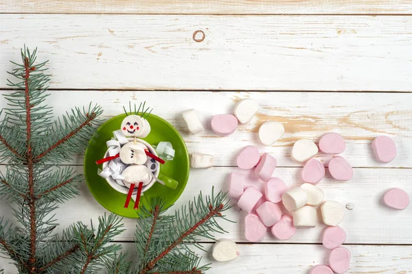 Carte de Noël avec bonhomme de neige marshmallow amusant en coupe verte, arbre — Photo