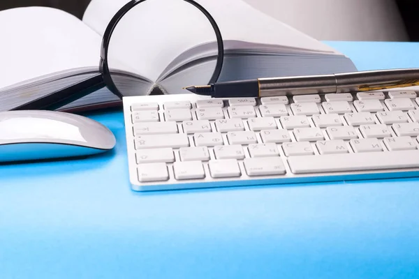 Ofis siyah resepsiyon masası beyaz bilgisayar, boş kartvizit, çiçek, kahve fincanı ve kalem.