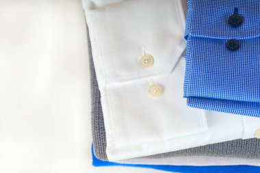 yığın üzerinde beyaz izole giyim