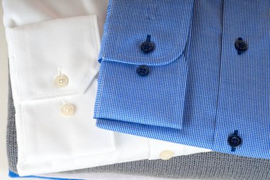 yığın üzerinde beyaz izole giyim