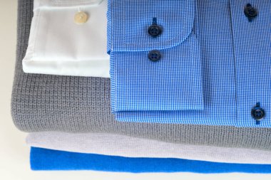 yığın üzerinde beyaz izole giyim