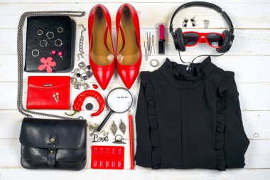 Kadın giyim ayarla ve aksesuarları üzerinde ahşap arka plan beyaz.