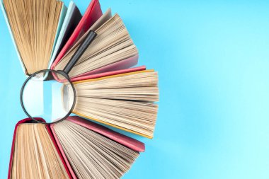 Bir daire içinde parlak renkli ciltli kitapların Üstten Görünüm.