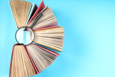 Bir daire içinde parlak renkli ciltli kitapların Üstten Görünüm.