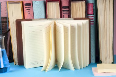 Açık kitap, Masa lambası üzerinde renkli ciltli kitap yığını. Okula dönüş. Metin için yer kopyalayın