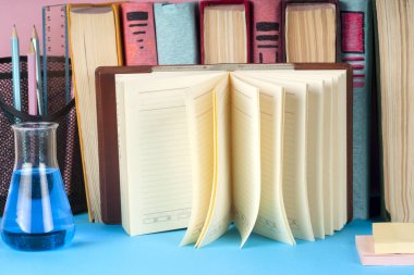 Açık kitap, Masa lambası üzerinde renkli ciltli kitap yığını. Okula dönüş. Metin için yer kopyalayın