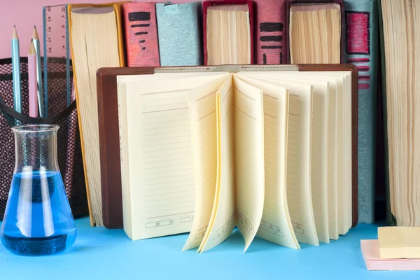 Açık kitap, Masa lambası üzerinde renkli ciltli kitap yığını. Okula dönüş. Metin için yer kopyalayın