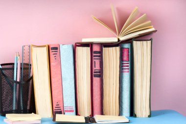 Açık kitap, Masa lambası üzerinde renkli ciltli kitap yığını. Okula dönüş. Metin için yer kopyalayın