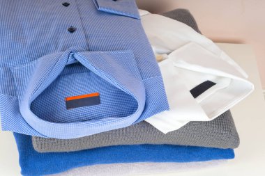 yığın üzerinde beyaz izole giyim