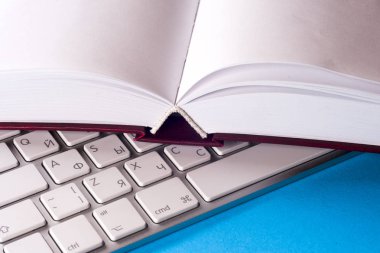 Ofis siyah resepsiyon masası beyaz bilgisayar, boş kartvizit, çiçek, kahve fincanı ve kalem.