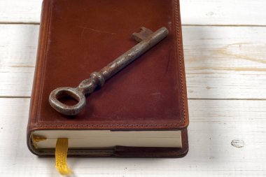 kitap, antika ahşap arka plan üzerinde eski anahtarları