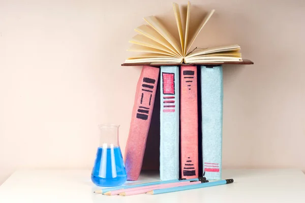 Açık kitap, Masa lambası üzerinde renkli ciltli kitap yığını. Okula dönüş. Metin için yer kopyalayın — Stok fotoğraf