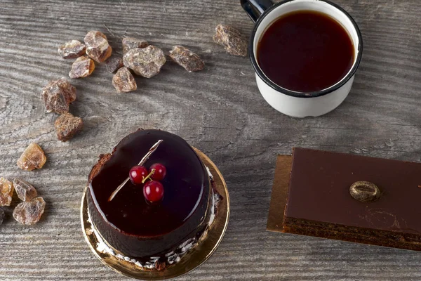 Leckerer Schokoladenkuchen auf Teller und eine Tasse Heißgetränk — Stockfoto
