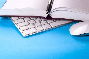 Ofis siyah resepsiyon masası beyaz bilgisayar, boş kartvizit, çiçek, kahve fincanı ve kalem.